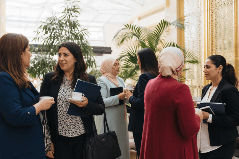 Groupe de femmes dirigeantes marocaines echangeant lors d une pause professionnelle