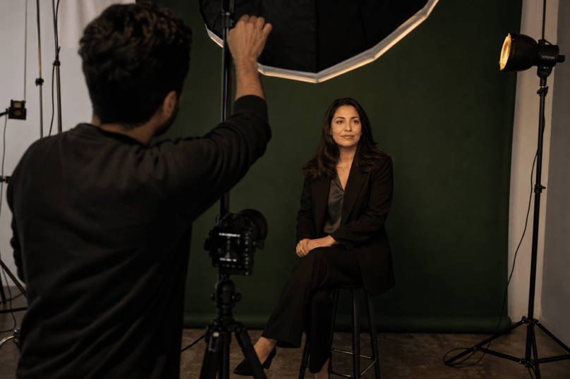 Seance de portrait professionnel en studio avec une dirigeante marocaine et un photographe